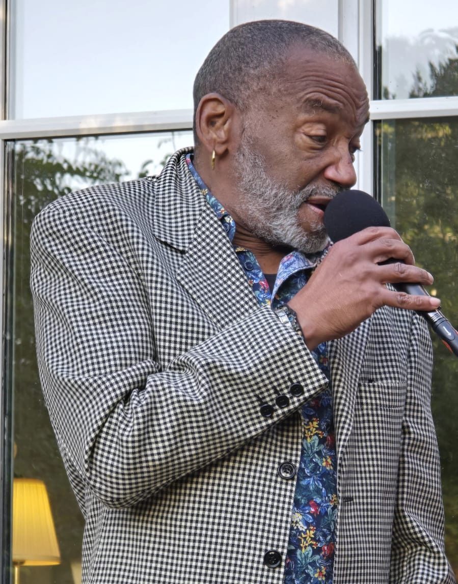 Charles Wynn singt