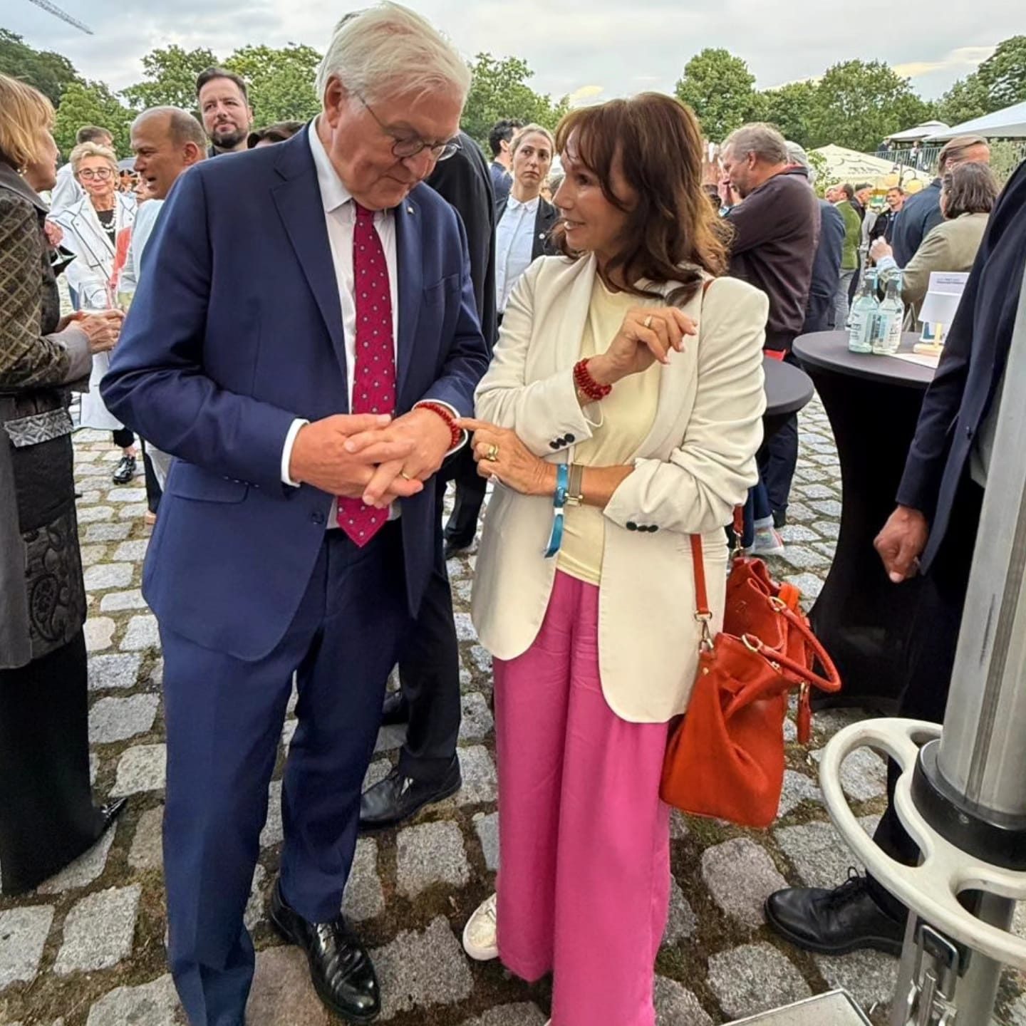 Bundespräsident mit Binti-Bändchen